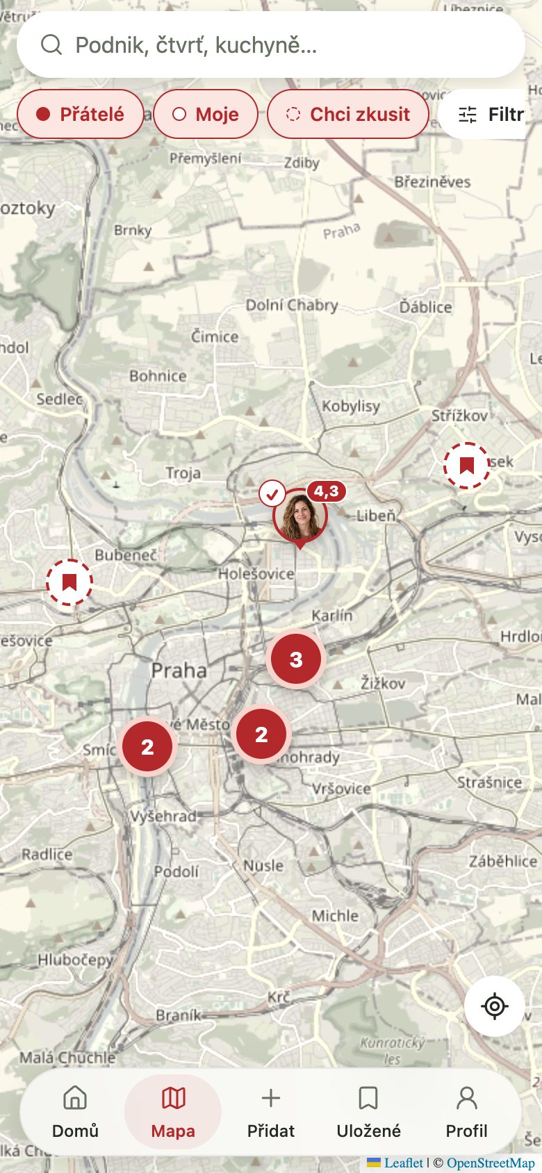 Mapa Prahy s fotkami přátel u podniků, které hodnotili, a kartou Chester Burger.